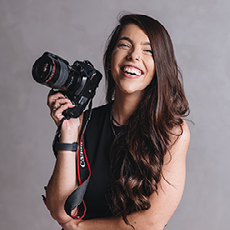 Divanda yalangoch semiz qora tanli erkak otiribdi